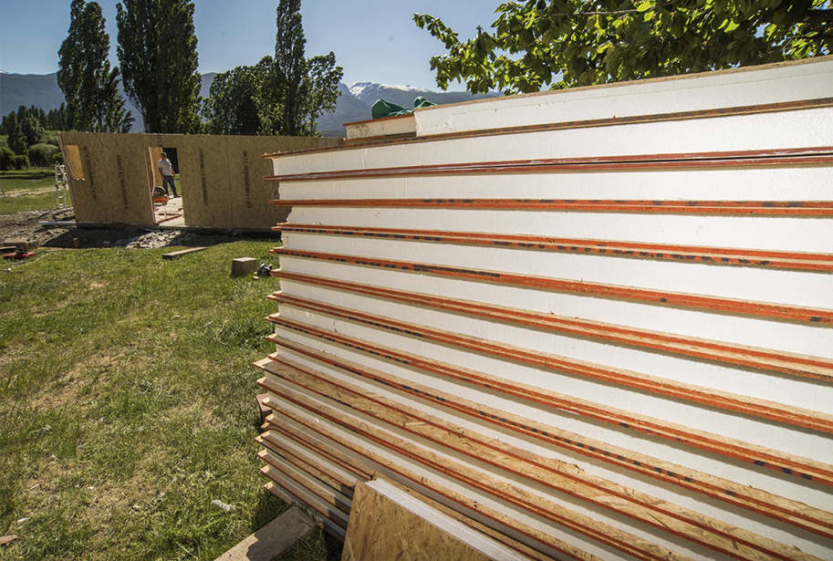 Paneles SIP durante el montaje de una casa en Bariloche