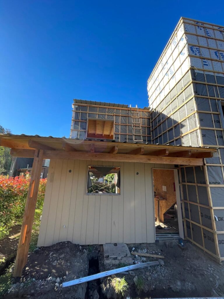 Obra en proceso de Flor de Casa en Bariloche: cerramientos con barrera de agua y listones antes del revestimiento